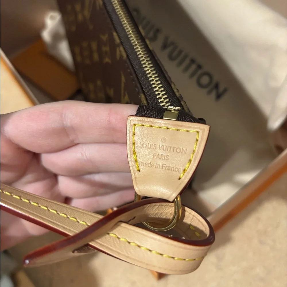 Louis Vuitton Pochette - Picture 4 of 8